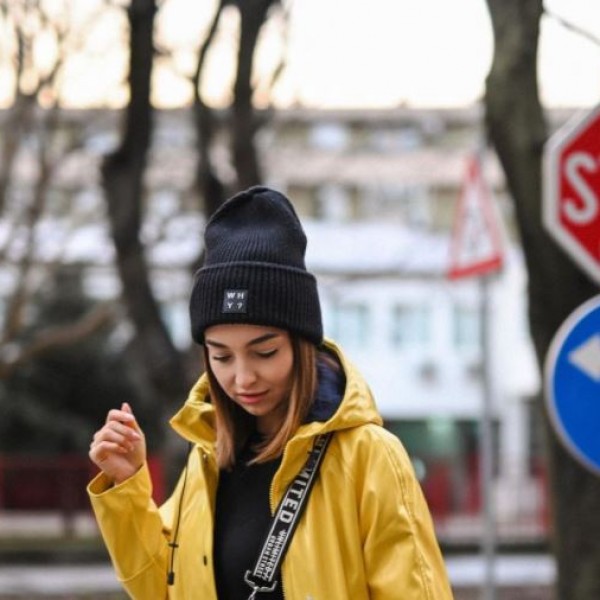 Комбо на денот: Лејла Рамовиќ во жолта кабаница за дождливи денови