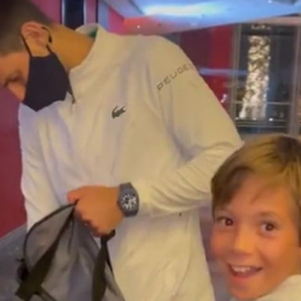 Новак Ѓоковиќ воодушеви момче во Дубаи: Погледнете му ја радоста на лицето кога ја стави раката во чантата за да му го земе подарокот