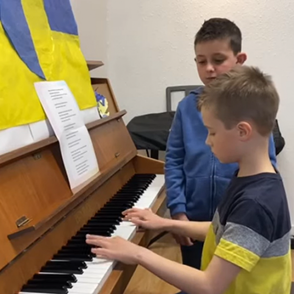 Со кавер на песна од Битлси собираат пари за Украина: 8-годишни момчиња му одржаа лекција за хуманост на целиот свет (ВИДЕО)