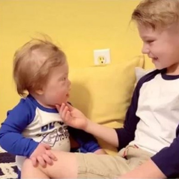 Братската љубов е единствена: Момче му пее посебна песна на својот помлад брат со Даунов синдром (ВИДЕО)