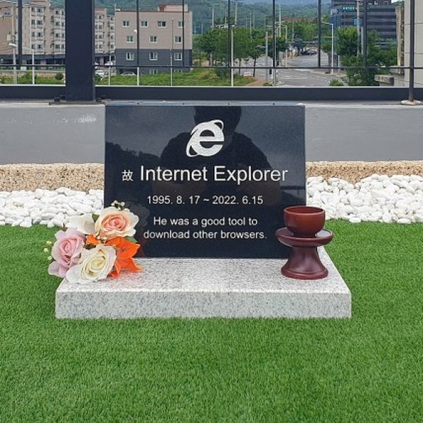 Го закопаа „Internet Explorer“ и му подигнаа споменик: „Беше добра алатка за преземање други веб-пребарувачи“