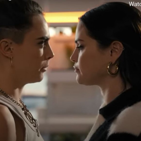 Долг осум секунди: Селена Гомез и Кара Делевињ разменија страстен бакнеж во втората сезона од серијата „Only Murders In The Building“