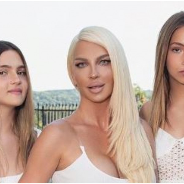 Трите во бело: Сите ја коментираат новата фотка на Јелена Карлеуша со двете ќерки кои пораснаа во вистински мали дами
