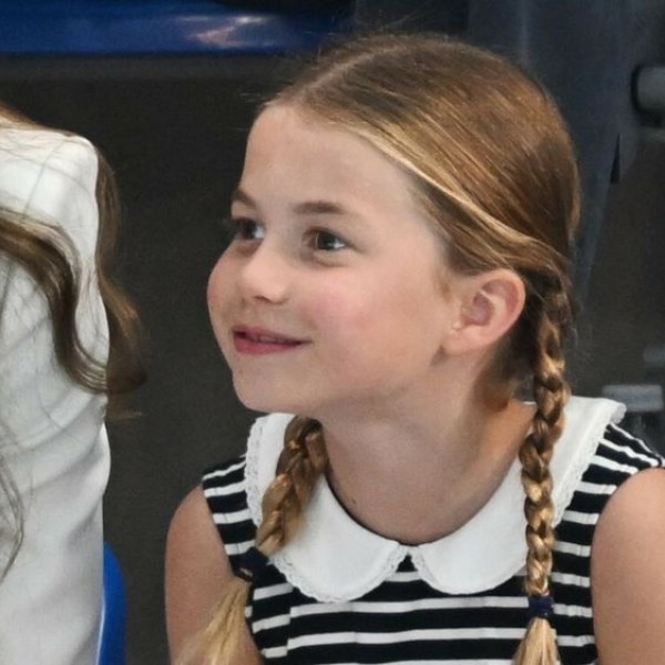 Комбо на денот: Фустанот со пруги на принцезата Шарлот идеален за 7-годишни девојчиња
