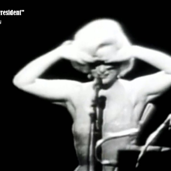 Музички времеплов: Поради своите квалитети, Мерлин Монро доби чест да му ја пее роденденска песна на претседателот Кенеди
