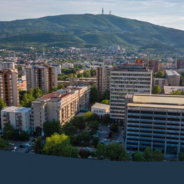 Предности на домот во јадрото на Скопје ориентиран кон јужната страна: Уживање во прекрасен поглед, природна сончева светлина и заштеда на топлинска и електрична енергија