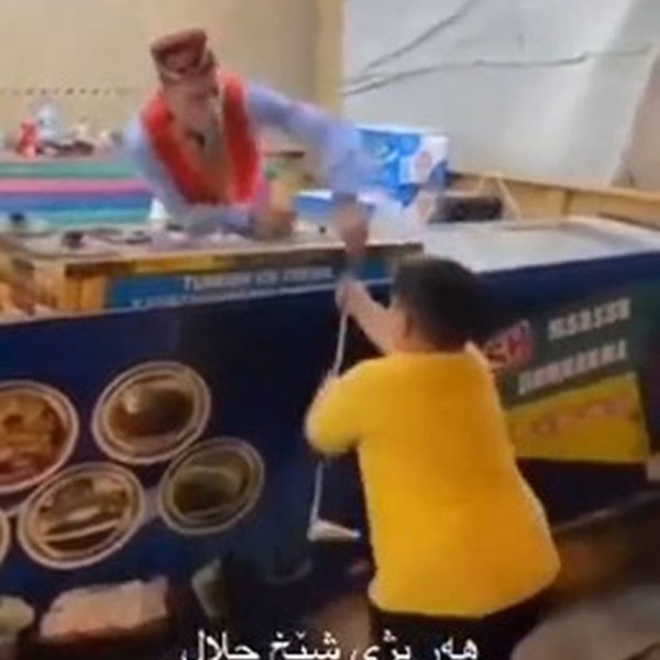 Никогаш не се шегувај со дете кое сака сладолед: Момче насилно му го земало корнетот на продавачот (ВИДЕО)