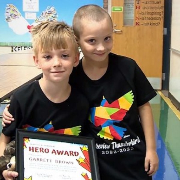 Го прогласија за херој: Осумгодишно момче на неверојатен начин му го спаси животот на соученик (ВИДЕО)