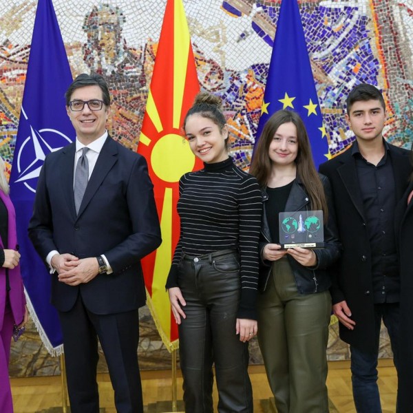 Македонски ученици се дел од NASA Space Apps Challenge натпреварите: Победничкиот тим на прием кај претседателот Пендаровски