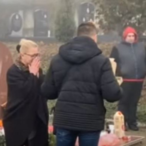 Една година од смртта на Кика Ѓукиќ: Мајката во солзи пристигна на нејзиниот гроб, покажа часовник со ликот на нејзината ќерка