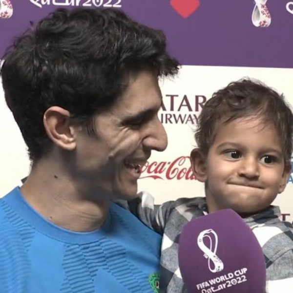 Синот на голманот на Мароко го насмеа светот: Среде интервјуто на татко му го направи најслаткиот потег на Светското првенство (ВИДЕО)