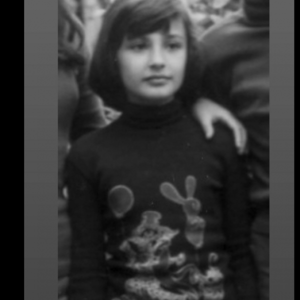 Ова слатко мало девојченце денес е најпозната македонска пејачка: Ќе ја познаете ли која е?