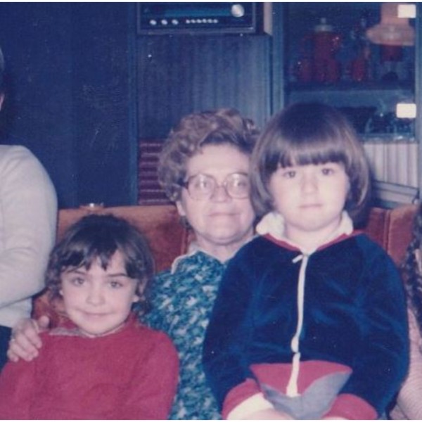 Баба ми особено ја сакаше сестра ми, а мене ми беше главен фан: Каролина Гочева со фотографија емотивно се потсети на детството (ФОТО)