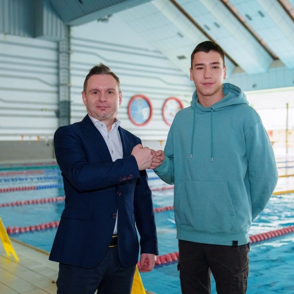 Младиот национален рекордер во пливање, Димитар Бошнаков поддржан во кампањата „Вложуваме во млади таленти“