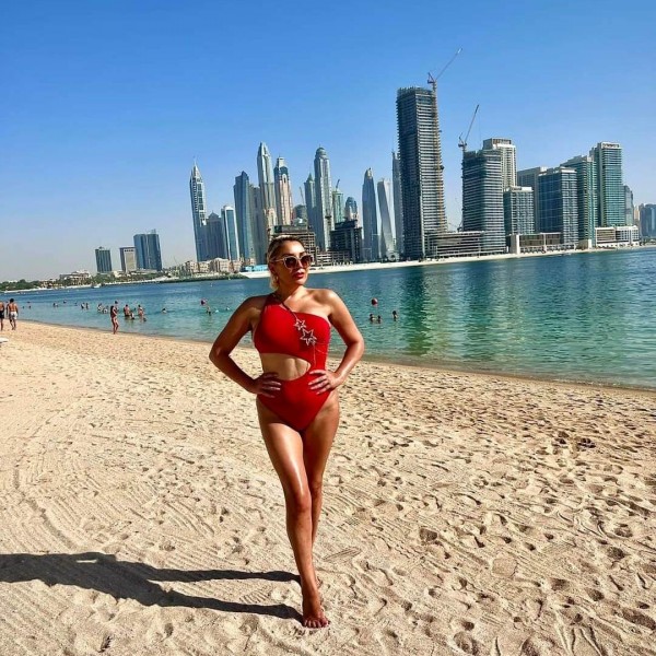 „Никој не може да ми кажува како да живеам“: Во црвен костим за капење, Лила од Дубаи им го честиташе 1-во мај на своите следбеници