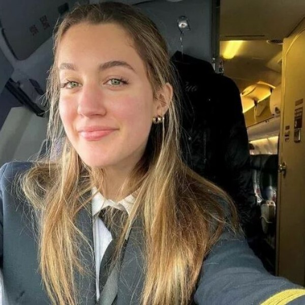 Има 22 години и докажува дека управувањето со авион не е машка работа: Пилотка постојано добива сексистички коментари (ВИДЕО)