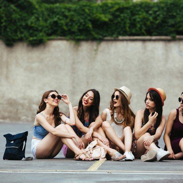 Колку пријателки треба да има секоја девојка во својот живот? Теоријата за совршениот број и вид на пријателства го полуде ТикТок (ВИДЕО)