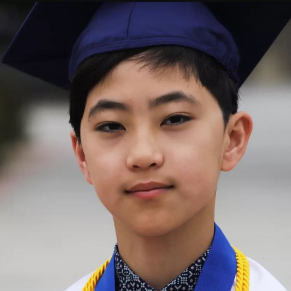 12-годишното дете ќе биде најмладата личност која дипломирала на колеџот Фулертон: Кловис Хунг чудо од дете