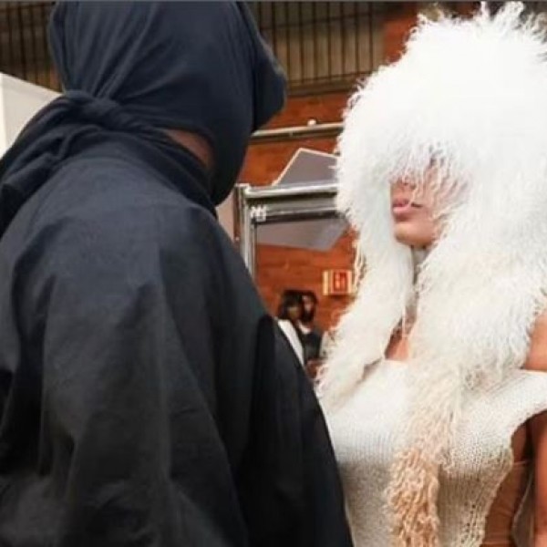 Главата ја покри, а телото разголи: Сопругата на Канје Вест ги премина сите граници, парот прави сландали низ Лондон (ФОТО)