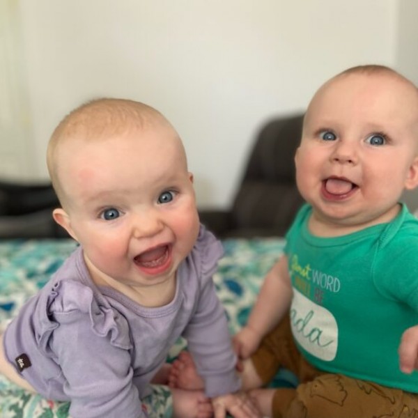 Близнаци родени од замрзнати ембриони пред 30 години, го прославија првиот роденден