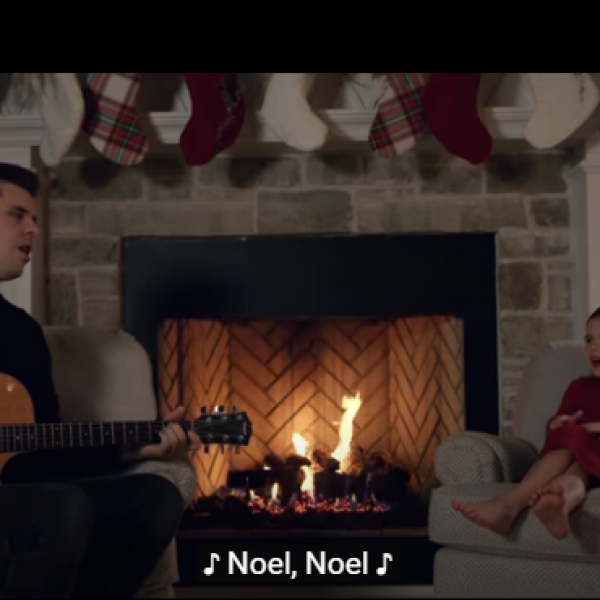 Татко и ќерка уште еднаш го освоија интернетот: Ја испеаја популарната божиќна песна (ВИДЕО)