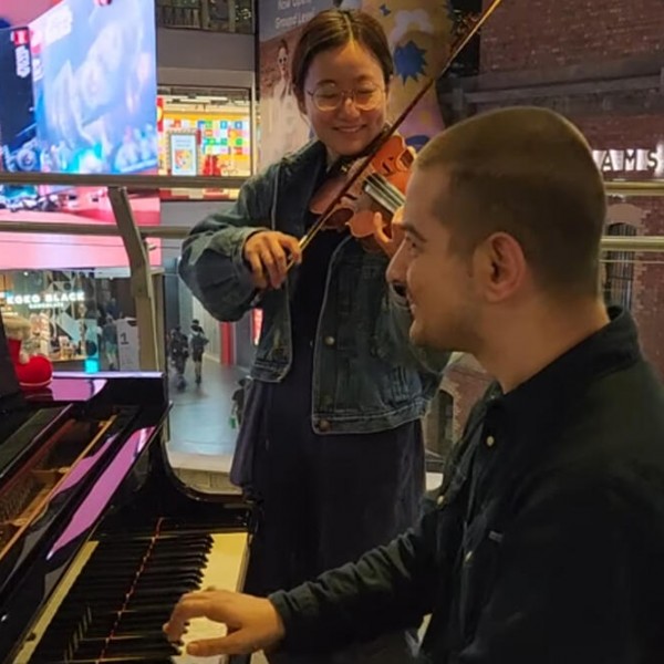 Македонец вооодушеви со изведбата на „Ужичко оро“, среде Мелбурн: Свиреше на клавир, па му се придружи и таа (ВИДЕО)