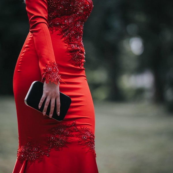 Со црвен фустан нема да згрешите: Апсолутен моден хит за новогодишната ноќ