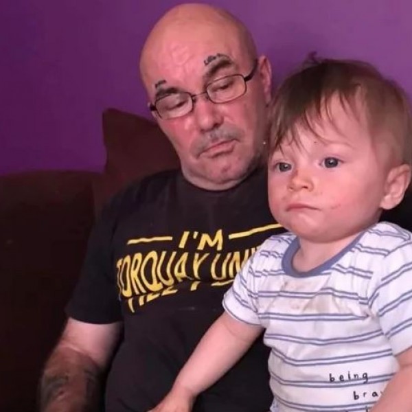 Двегодишно момче пронајдено изгладнето до смрт покрај својот починат татко: Мајката била во шок кога ја видела морничавата слика
