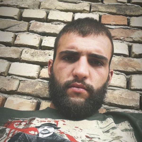 Вељко Ражнатовиќ во свињарник: Со брендирана маица на себе го чешкаше Драгољуб - хит фотки