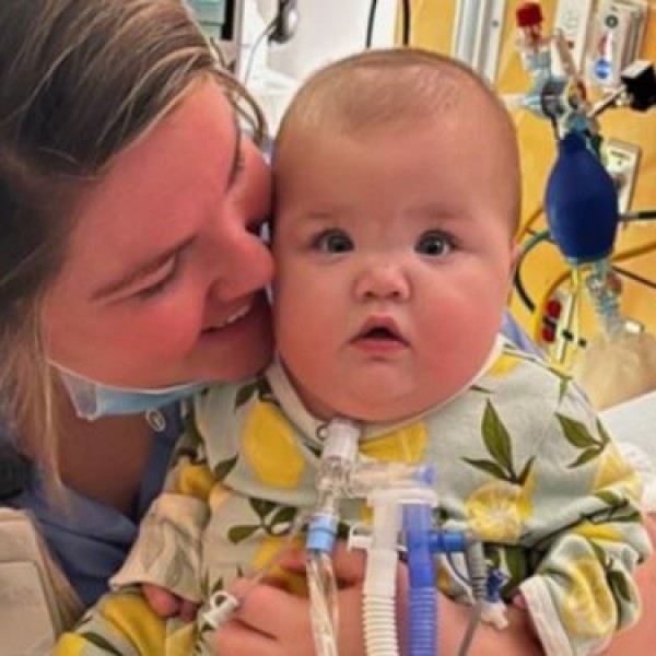 „Ја засакав како свое дете“: Медицинска сестра и нејзиниот сопруг го посвоиле бебето што го чувале во болница