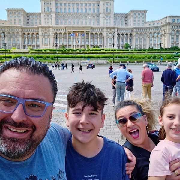 „Ваквите моменти ја греат душата, Крстевци обединети“: Мијата на семејно патување во Букурешт