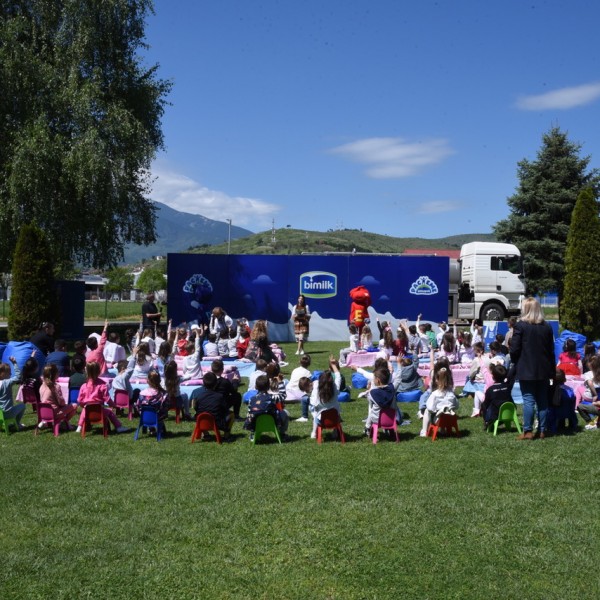 Посета во Бимилк: 200 деца од градинката „Пролет“ го научија патот на млекото