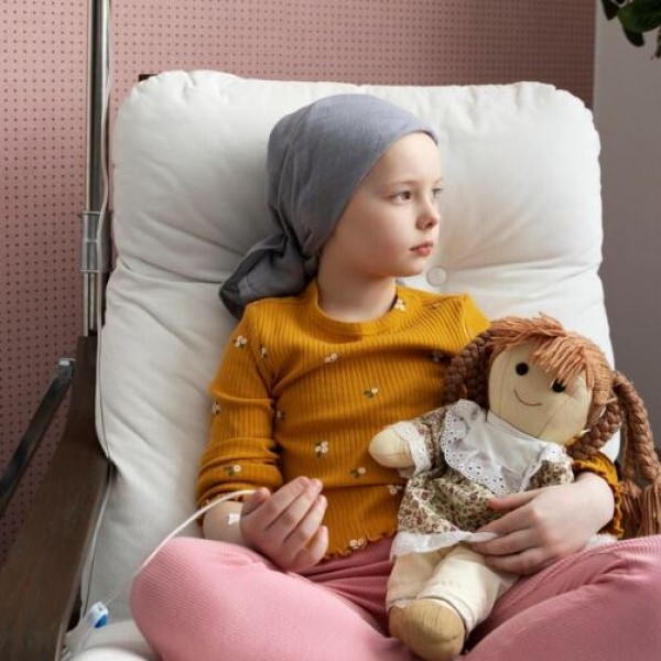 Има само 11 години и се бори со тумор од 26 см: Ајви херојски се соочува со ретка состојба