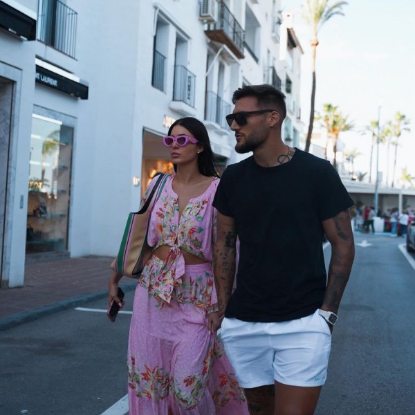 Анастасија и Гудељ се вистински модни икони во Шпанија: Пејачката во цветен топ и панталони, а очилата за сонце се полн погодок (ФОТО)