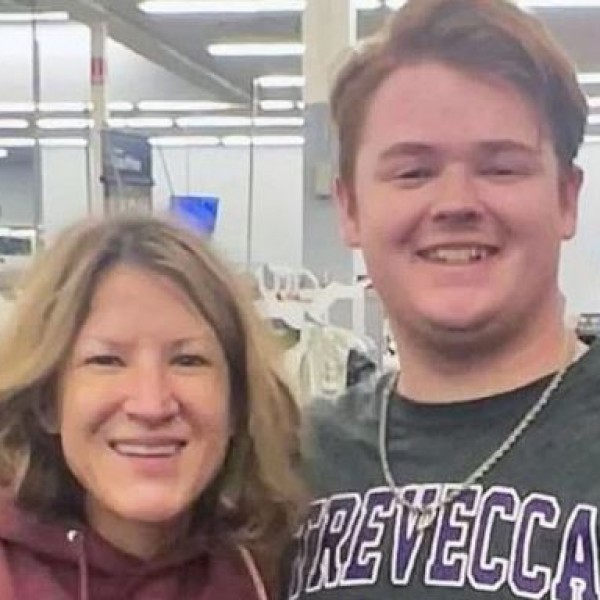 Мајка го дала својот син на посвојување, по 18 години наишла на него во продавница