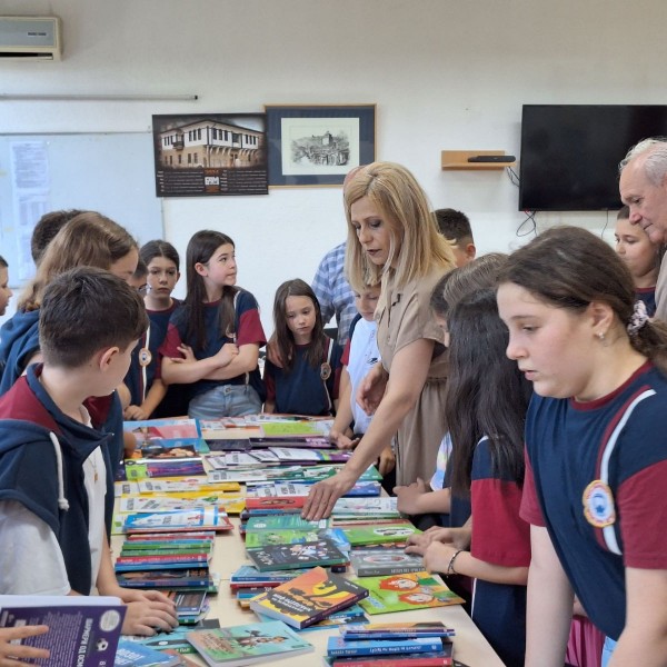 „Арс Ламина“ донираше 600 книги во основните училишта во Општина Штип