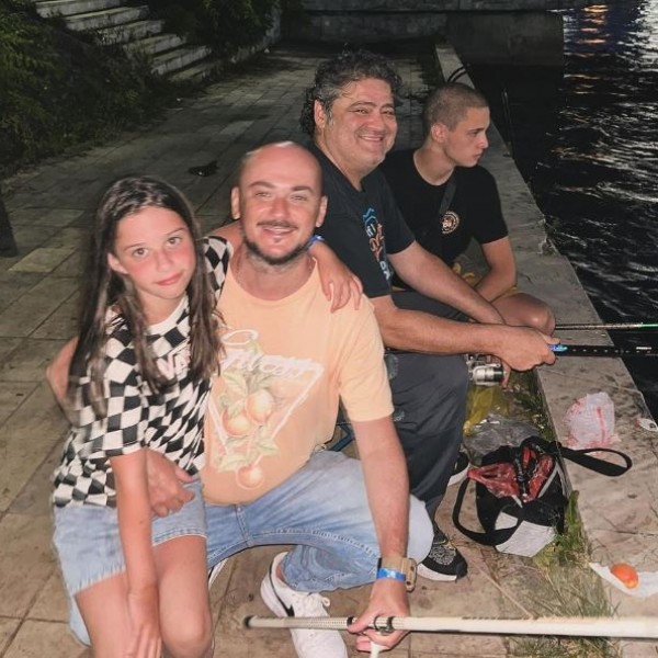 „Пријателот во неволја се познава“: Андреј од ДНК и Наум Петрески со ќерката и синот на рекреативен риболов