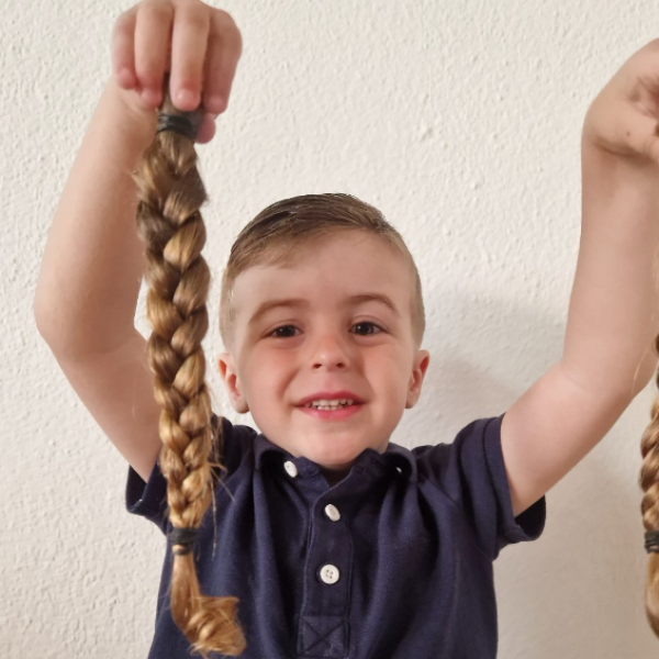 3-годишниот Петар од Струмица ја донираше својата коса за децата болни од рак- Позитив на денот